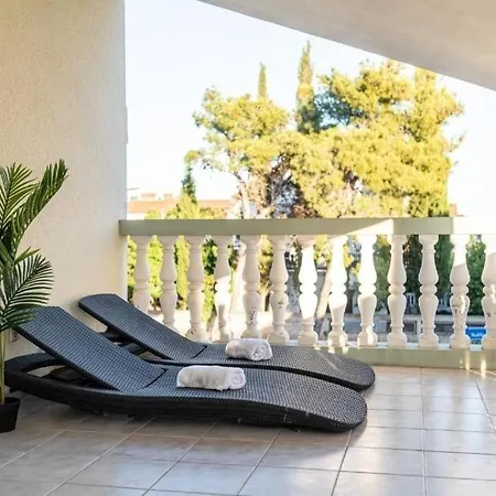 With Parking Space - 24553 Apartmán